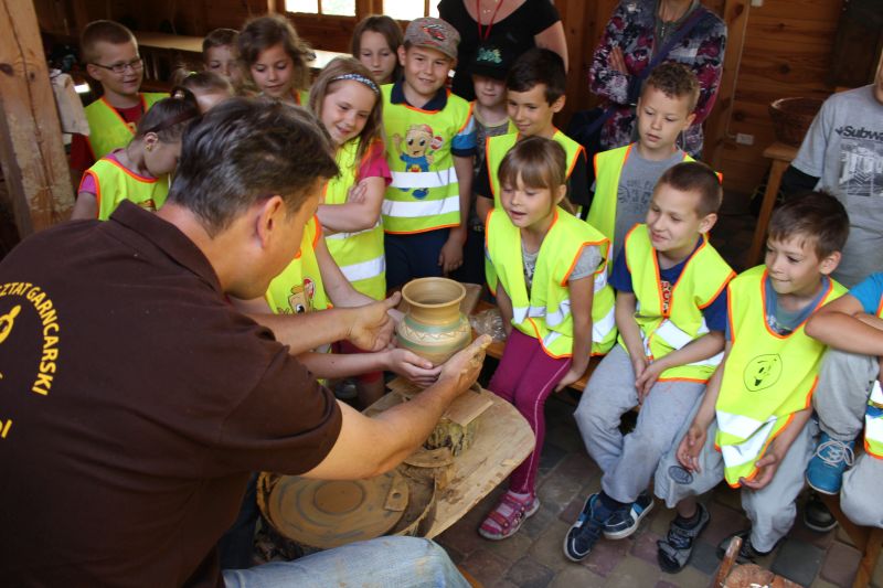 Wycieczka szkolna do wioski ginących zawodów garncarz