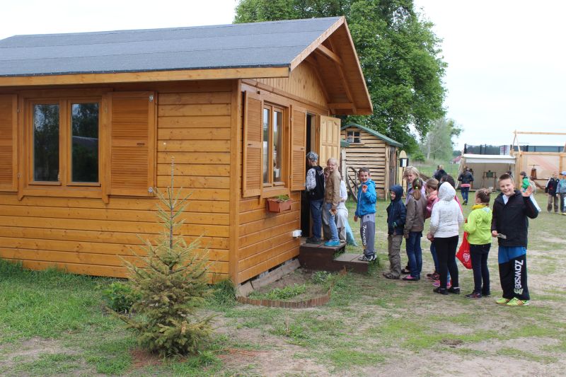 Wycieczka szkolna do wioski ginących zawodów kolejka do sklepiku z pamiątkami