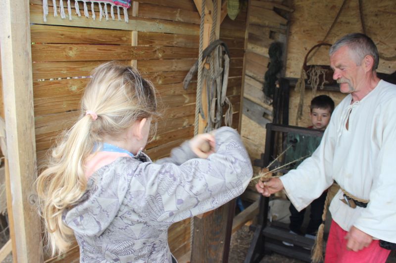 Wycieczka szkolna do wioski ginących zawodów zajęcia powroźnicze