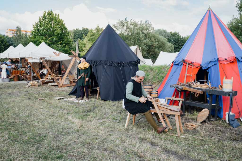 Stanowisko bednarza i łyżkarza podczas jarmarku cysterskiego w Koronowie.